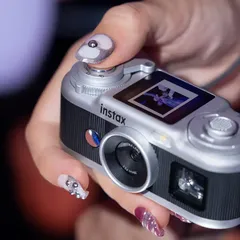Fujifilm'den 10 Megapiksel Kameralı İnstax Pal 2: Fiyatı Belli Oldu