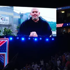 John Fetterman, el senador 'demócrata' que alarma a sus colaboradores y conmociona la política animando a Trump en su convención