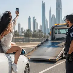 Tehlikeli fotoğraf çekimi yapan kadın trafikten men edildi