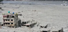 Los 500 Huérfanos del "Apocalipsis" de Nepal y el Llamamiento de Su Primer Ministro: "Lo Que Sucedió Fue una Advertencia para el Mundo"