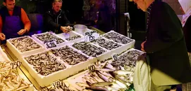 Trabzon'daki balıkçı tezgahlarında hamsi bolluğu devam ediyor