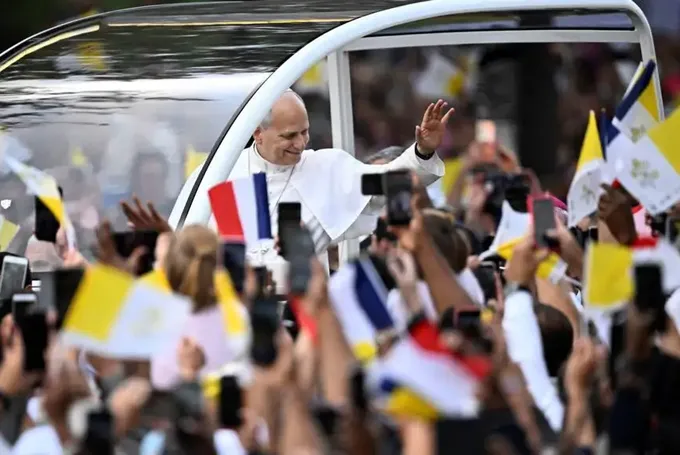 Après le Succès Populaire de Sa Messe Géante à Paris, le Pape Léon XIV Poursuit Sa Visite à Lourdes