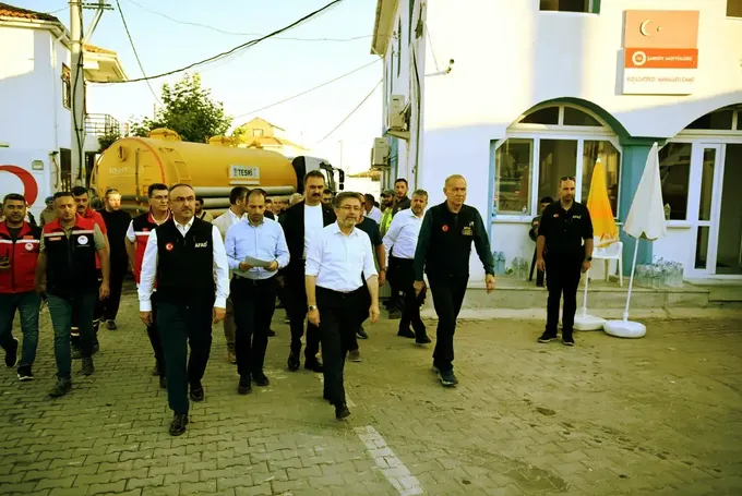 Bakan Yumaklı orman yangınından etkilenen Kocaali ve Kızılcaterzi köylerinde incelemelerde bulundu Bakan Yumaklı orman yangınından etkilenen Kocaali ve Kızılcaterzi köylerinde incelemelerde bulundu