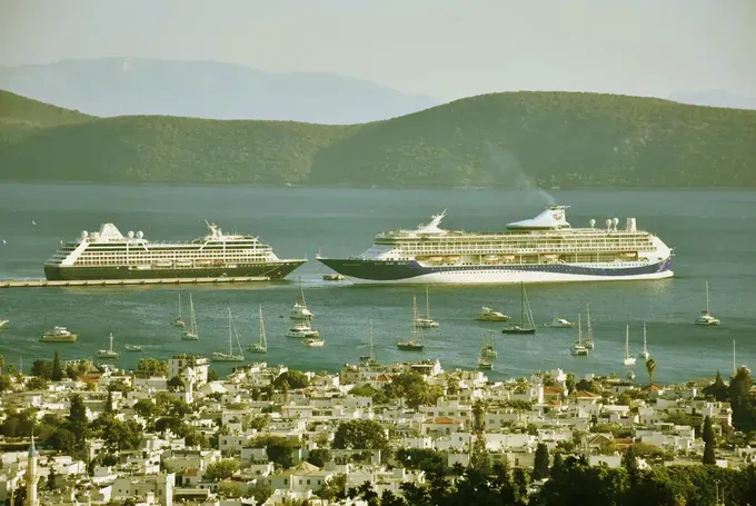 Bodrum'a iki kruvaziyer ile 2 bin 609 yolcu geldi Bodrum'a iki kruvaziyer ile 2 bin 609 yolcu geldi