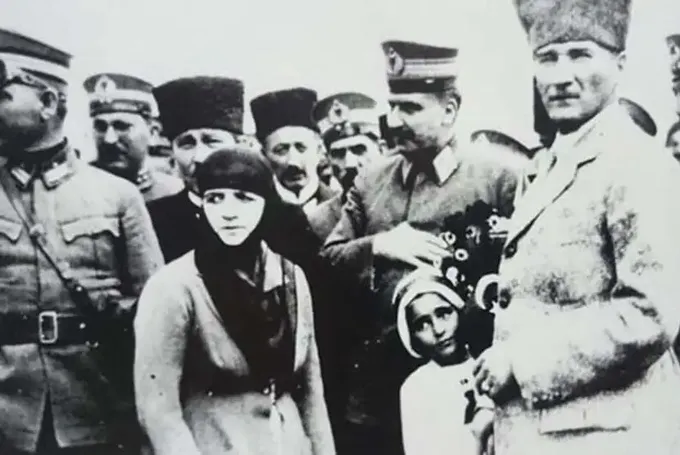 Tarihin Tozlu Sayfalarından Çıkanlar: Atatürk'ün Yeni Keşfedilen Fotoğrafları Tarihin Tozlu Sayfalarından Çıkanlar: Atatürk'ün Yeni Keşfedilen Fotoğrafları