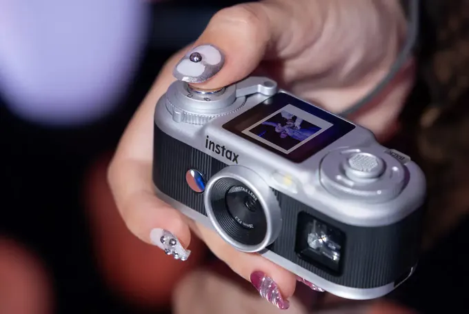 Fujifilm'den 10 Megapiksel Kameralı İnstax Pal 2: Fiyatı Belli Oldu