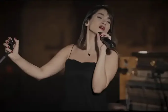 Irán Confirma la Condena A 74 Latigazos de la Cantante Parastoo Ahmadi por Cantar Sin Velo en UN Concierto Virtual