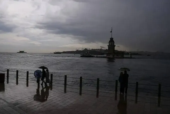 İstanbul Valiliği Uyardı: İstanbul’da Kuvvetli Yağış ve Fırtına Bekleniyor