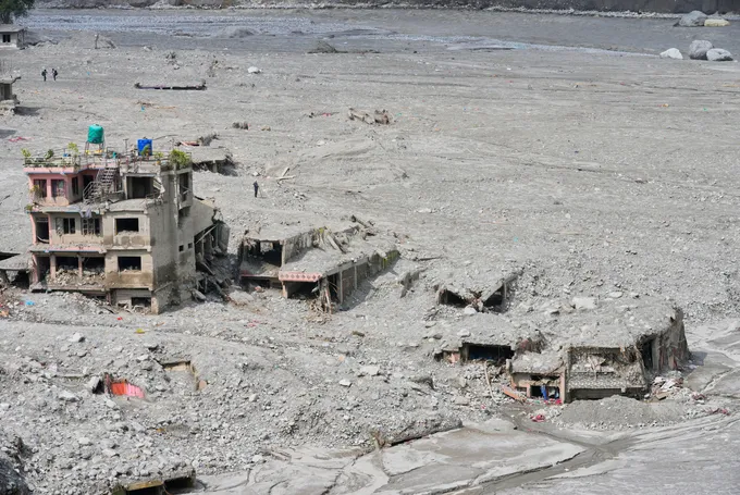 Los 500 Huérfanos del "Apocalipsis" de Nepal y el Llamamiento de Su Primer Ministro: "Lo Que Sucedió Fue una Advertencia para el Mundo"
