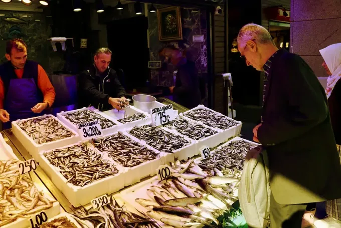 Trabzon'daki balıkçı tezgahlarında hamsi bolluğu devam ediyor