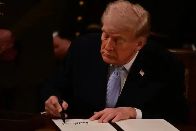 Trump Rusya'ya Yönelik Yaptırımlar İçeren Tasarıyı İmzaladı