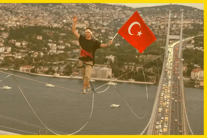 Nefes Kesen Gösteri: Red Bull Sporcusu Halatla İstanbul Boğazı’nı Aştı Nefes Kesen Gösteri: Red Bull Sporcusu Halatla İstanbul Boğazı’nı Aştı